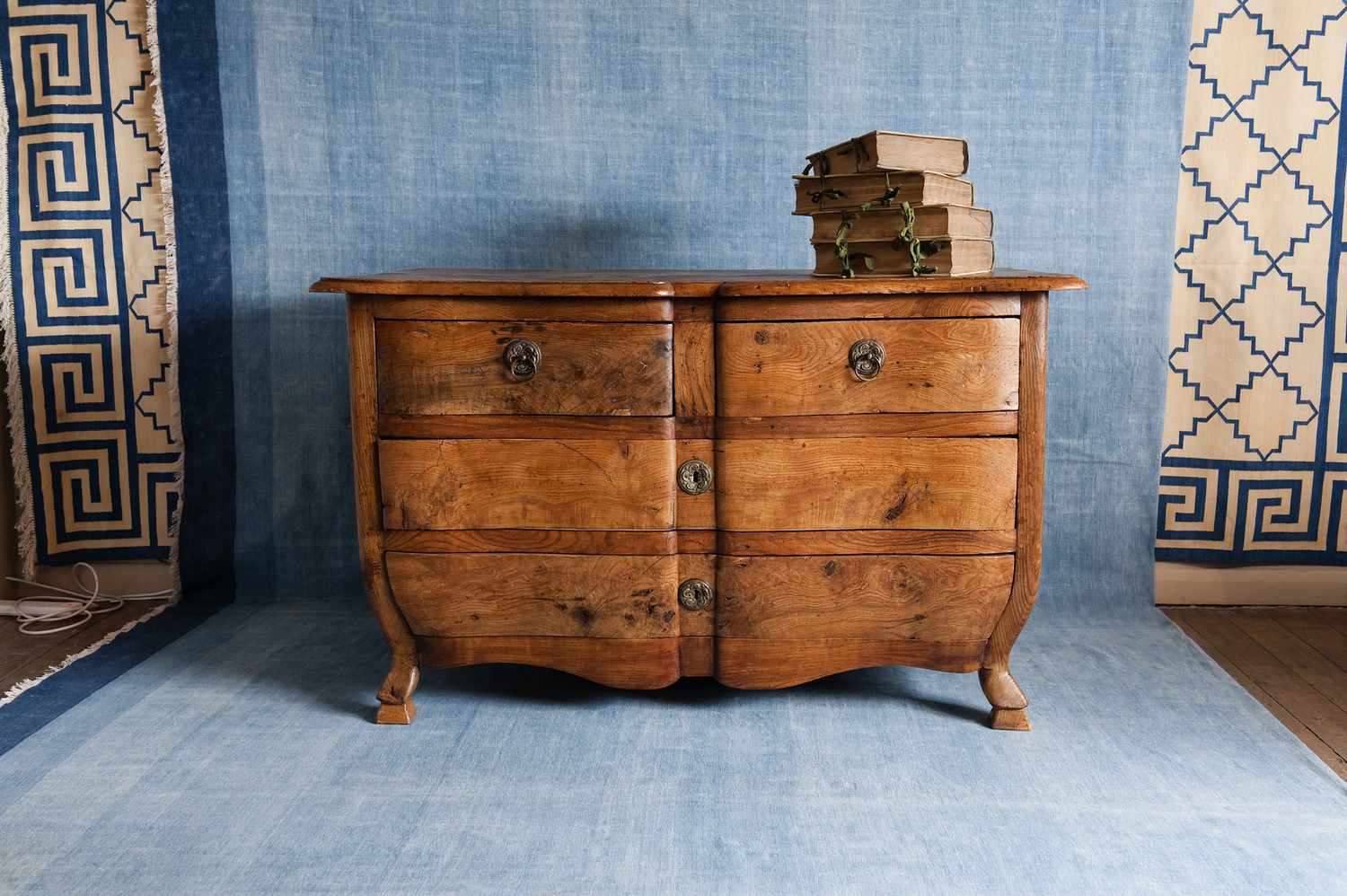 AndreasvonEinsiedel-antiquedresser-5bbd12e5c9e77c002695211c